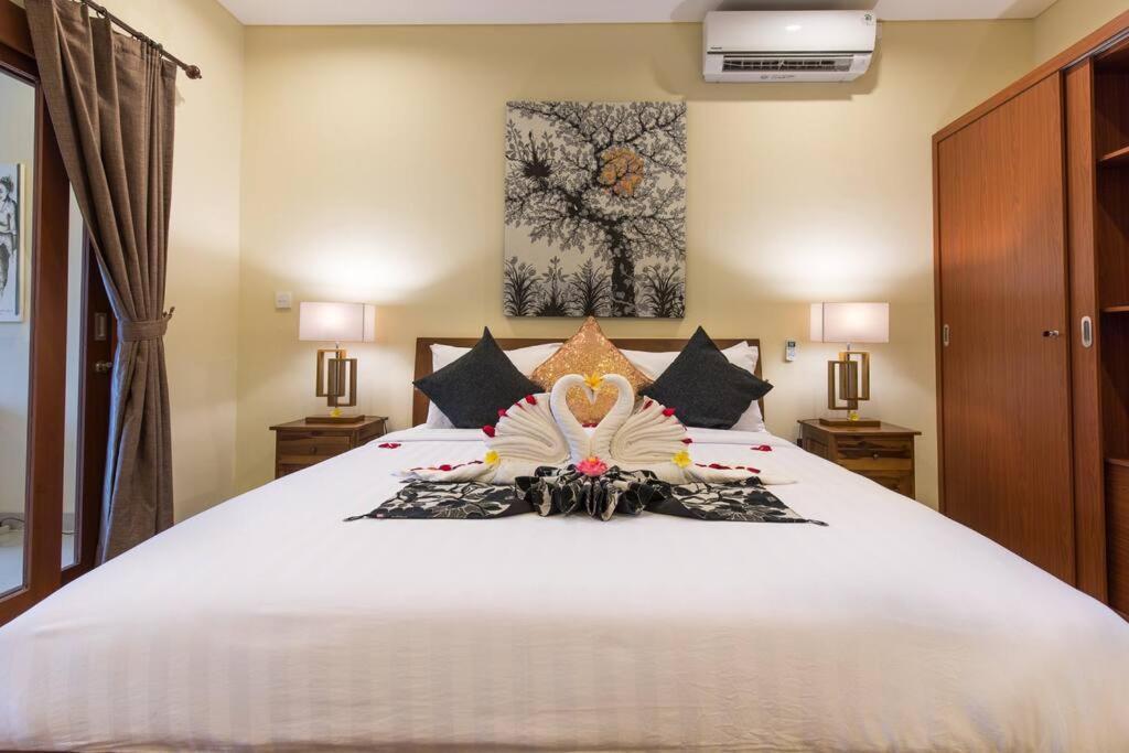 Villa Hitam Putih Legian Bali Seminyak  Luaran gambar