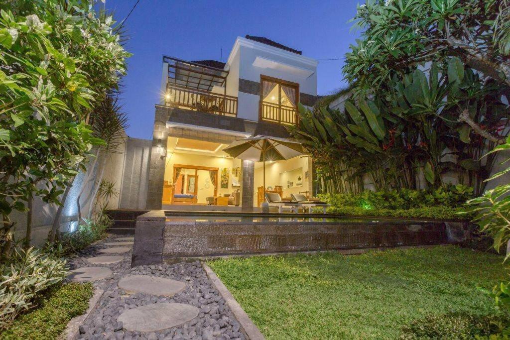 Villa Hitam Putih Legian Bali Seminyak  Luaran gambar