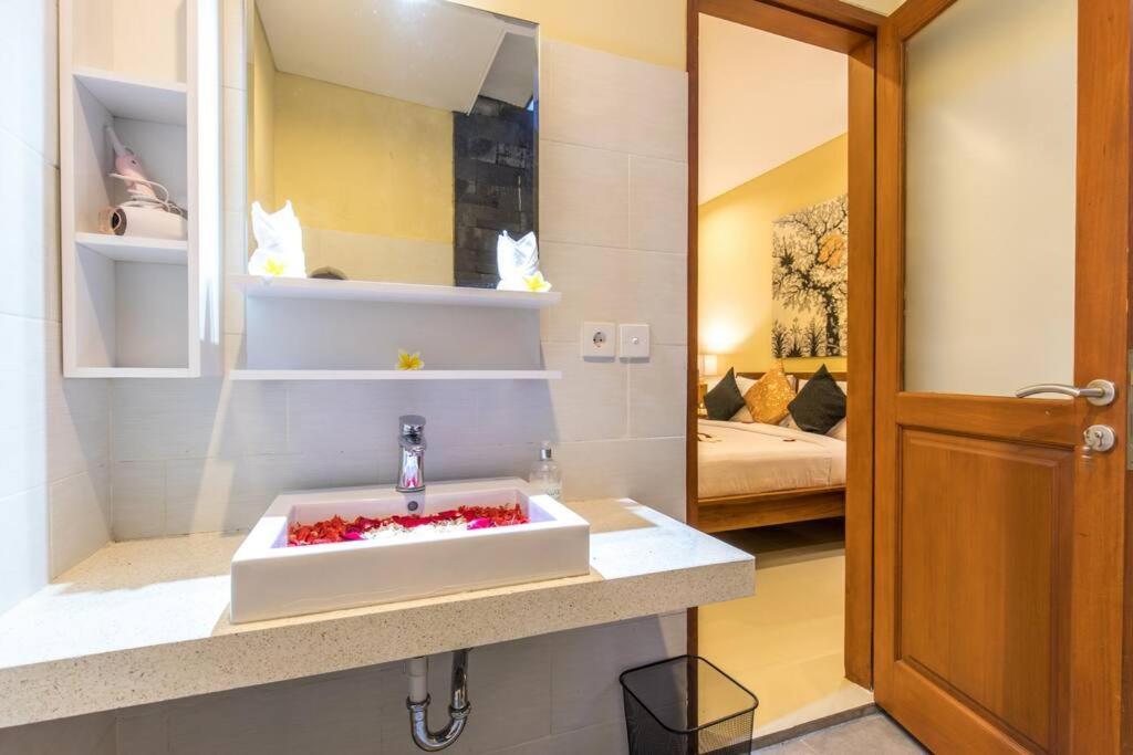 Villa Hitam Putih Legian Bali Seminyak  Luaran gambar
